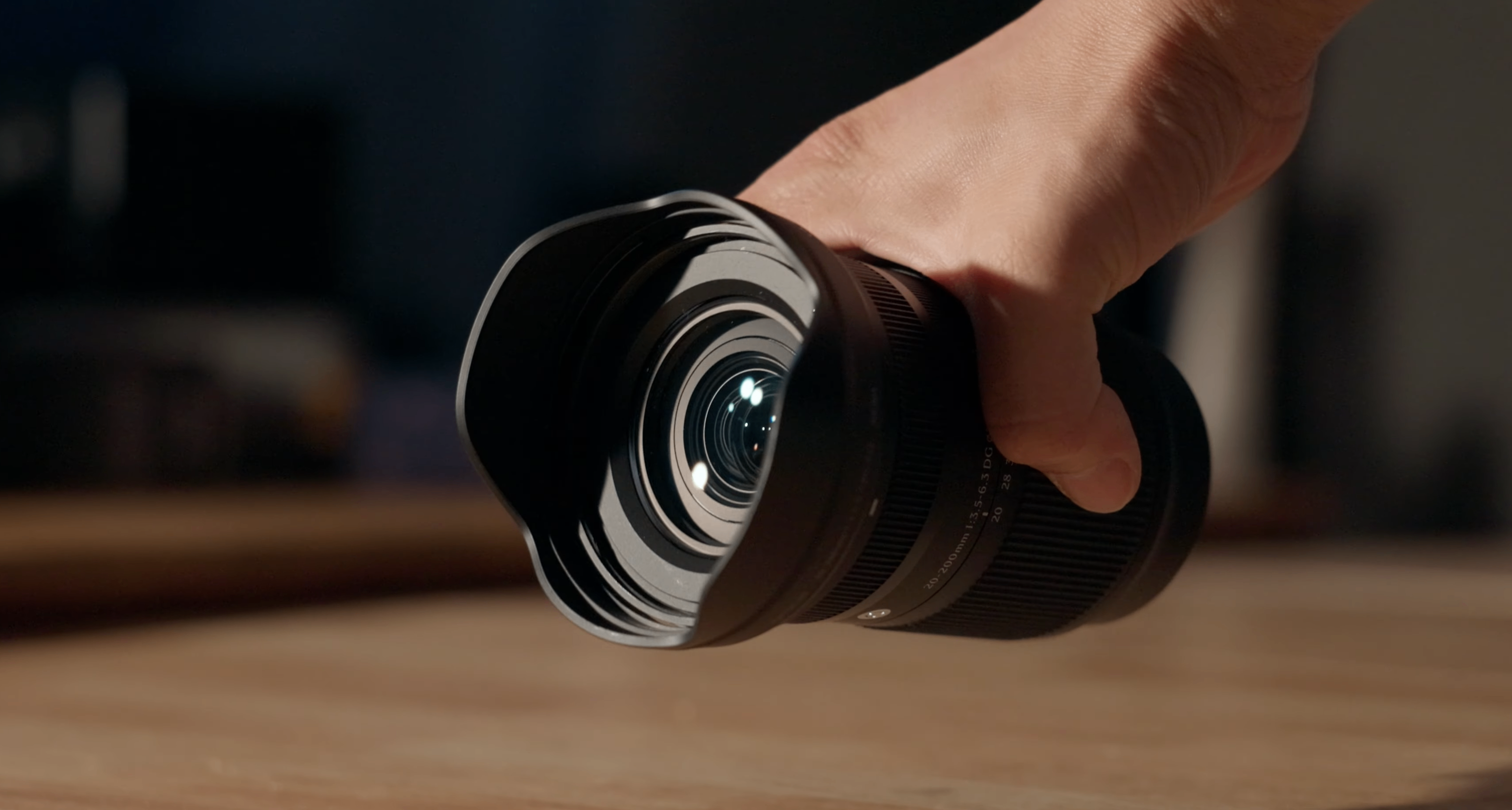 5999全畫幅入門鏡頭？適馬20-200 真一鏡走天下 真刀銳奶化了！