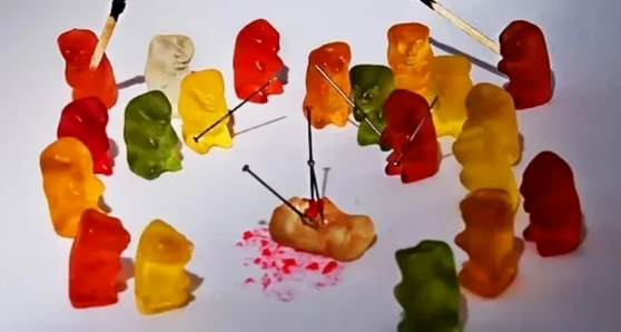 随处可见的软糖零食，靠猎奇二创成了网友新的精神信仰