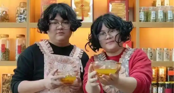 广东一对夫妻像复制粘贴，被街坊喊“双胞胎”，两年相处越看越像