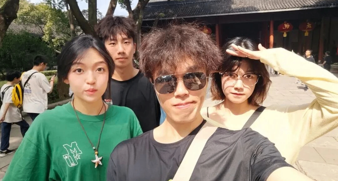 “好可愛的大學生！”女生找回丟失手機後，相冊多了一段視頻