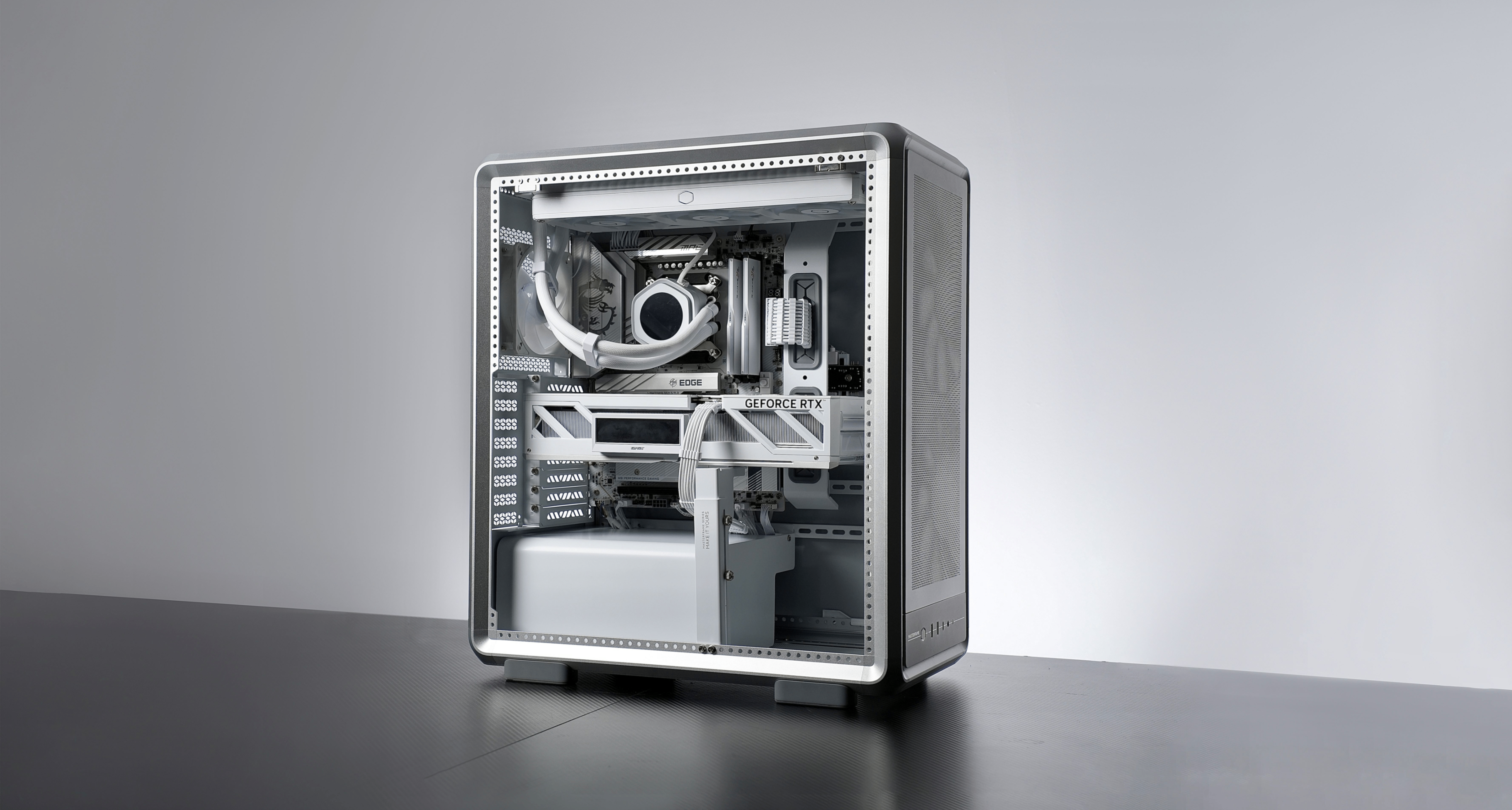 銀白機魂：極繁工業風，酷冷至尊全家桶裝機 雙十一推薦