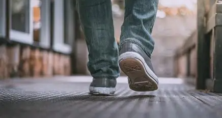 听说你走路外八字，就是跟别人走路挤别人的