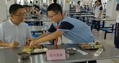 被學生搶雞排的校長離世!兒子:有一千多人送行,都說他好