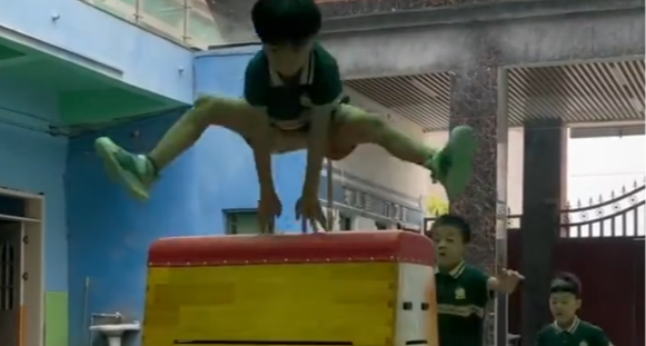 河南一幼儿园凭硬核体能课走红：单杠上旋转、跳箱连续跨越