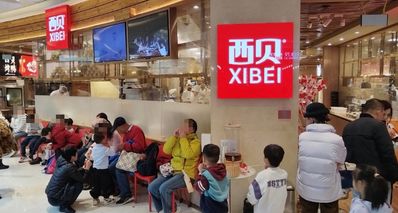 西贝闭麦后又开始排队了!宝爸宝妈成主力,低价策略救场