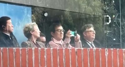 網友爬樹被成龍大哥看到並用手機拍下來了,網友:全部收進成家班