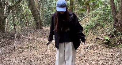 女子徒步誤將蛇窩當野生蹦牀,回家路上還遇見蛇,事後直呼後怕