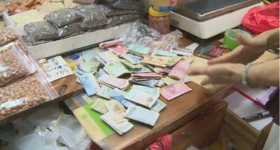 现实版“散财童子”!男子持续两三年朝商店扔钱,还拒绝拿回
