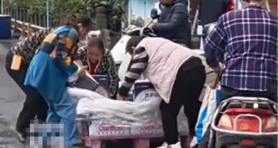 成都馬拉松賽後路邊礦泉水被搬走,官方回應:正在處理中