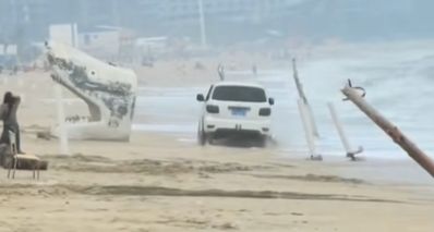 廣東一司機海灘飆車被困海中棄車逃出,維修廠:需要維修半個月