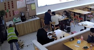 暖心!安徽一大爺取餐不慎打翻餐盤,店主直接親手又送了一份
