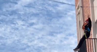 蘇州一校長校慶從天而降酷炫登場,學校老師:想讓孩子們玩着學