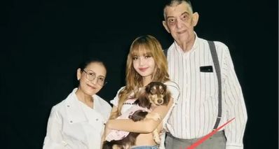 Lisa 和繼父親密合影惹爭議,繼父手放在Lisa的腰臀處,網友疑惑