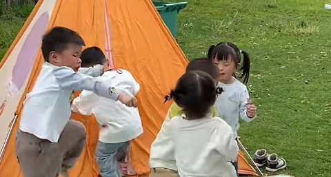 天才！4 個大學同學買同小區組團帶 5 個娃，每次派一個爸帶娃