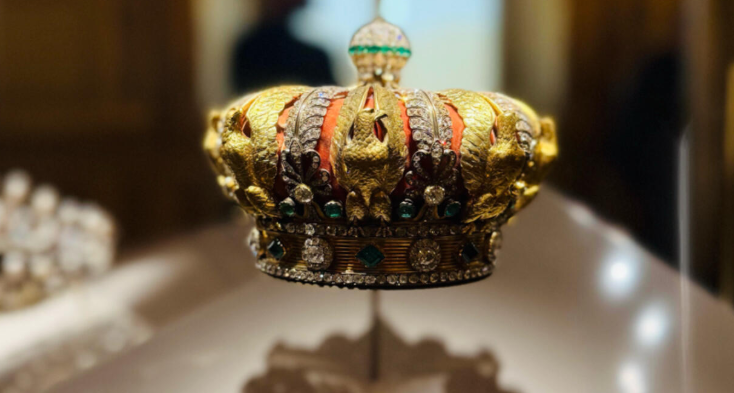 可惜！卢浮宫追回的失窃皇冠被压平，修复后会高度接近原作