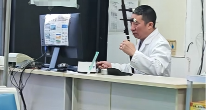 男子獨自輸液醫生在旁邊拉二胡，網友：有種很命苦的感覺