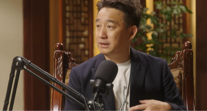 黃磊回應戴呼吸機睡覺，調侃自己被網上傳得像在 ICU，其實沒事