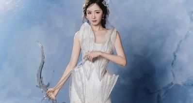 楊冪cos艾琳,身穿白色衣裙,“冰雪女王”在這一刻具象化了