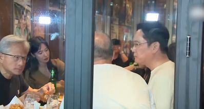 黄仁勋约见财阀,吃炸鸡喝啤酒,高喊“全场免单”让另外两人掏钱