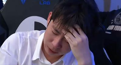 泪如雨下!AL教练后台痛哭成泪人,五小时鏖战AL败给T1告别 S15