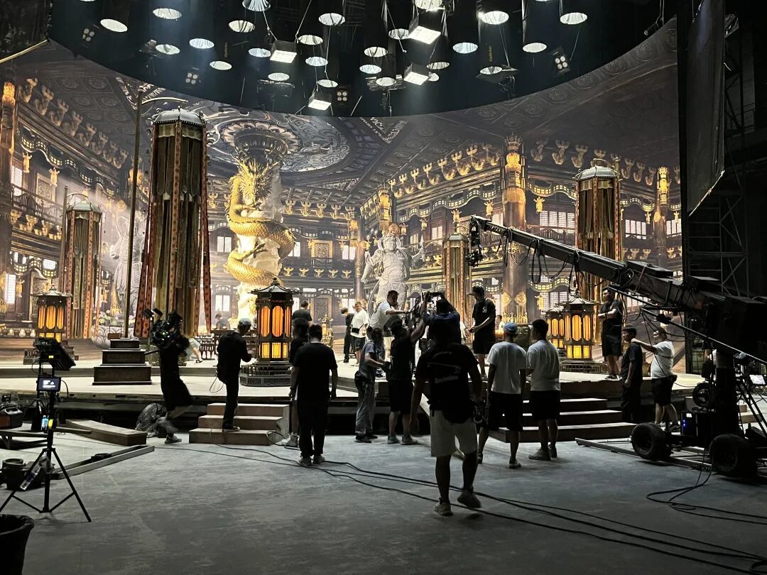 去橫店探班後，我們發現綠幕正在被一塊LED屏淘汰。