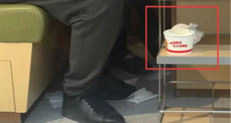 海底撈回應家長就餐區給孩子接尿：涉事區域已消毒，污染品已處理