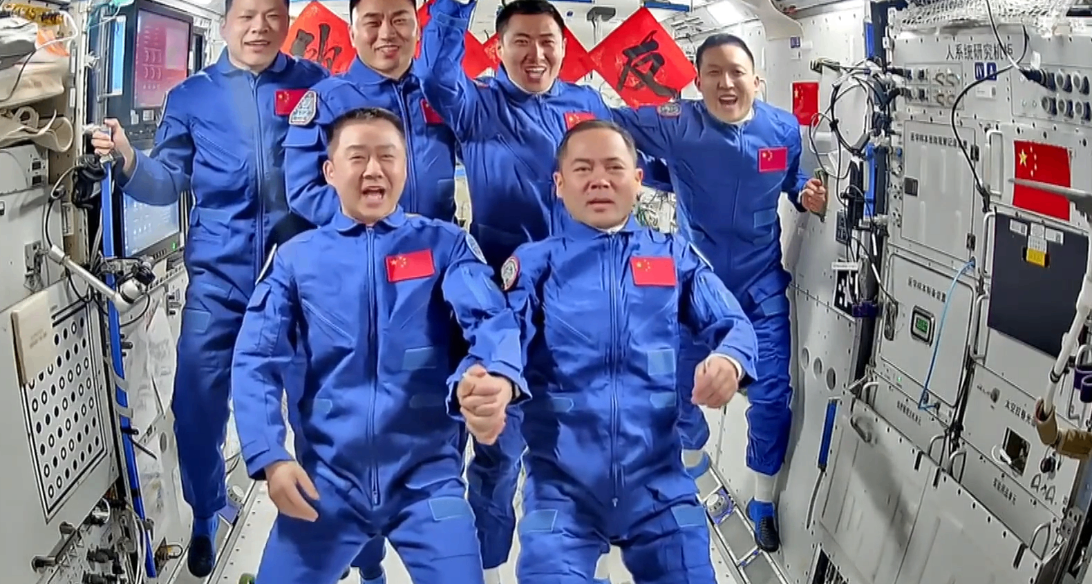 第7次“太空会师”！神舟二十一号顺利进驻天宫，拍下全家福