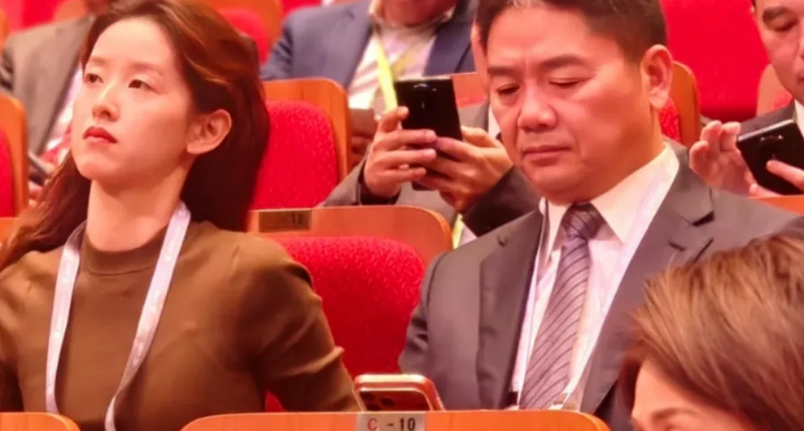 刘强东哭了！发朋友圈问谁把他拍成这样，在老婆面前没自信了