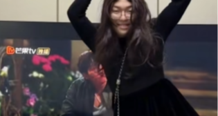 武漢一男子腿型修長被絲襪廠老闆看中當模特，多個廠家求合作