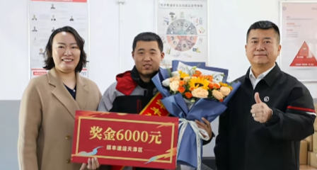 暖心！快遞小哥用膠帶當繩子送柚子，當事人：當天就收到打賞了！