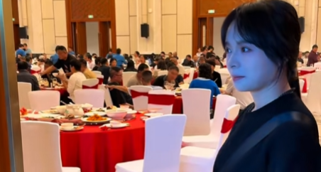 云南一女生打包婚宴剩菜喂 100 多只流浪猫狗，每月要花掉 2 万