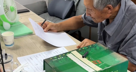 煙臺 72 歲送垃圾爺爺地下室寫滿數學手稿，自制競賽級數學題