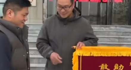 河南大哥摸黑爬山救下一家五口，仅凭山上微光摸黑营救