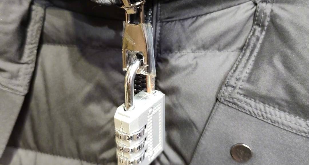 電商在衣服上掛密碼鎖防蹭穿退貨，網友：這成本有點高啊