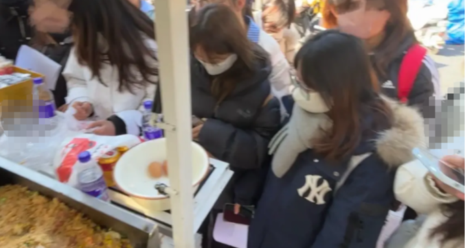 女兒一句話父親跨 900 公里到學校旁賣炒飯，第一天只賣了 7 份