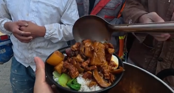 程序员被裁后卖卤肉饭 10 元一盒，网友：建议涨价到 15 元一盒