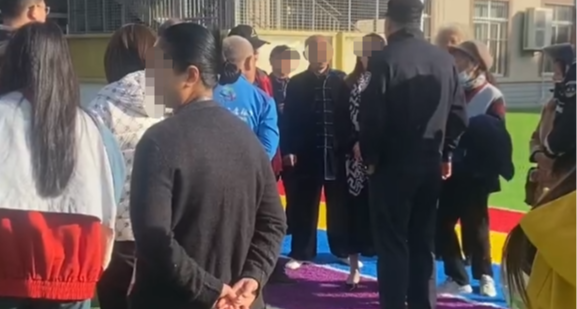 一羣老人撬鎖進幼兒園操場練劍，家長擔心安全，老人說是公共區域
