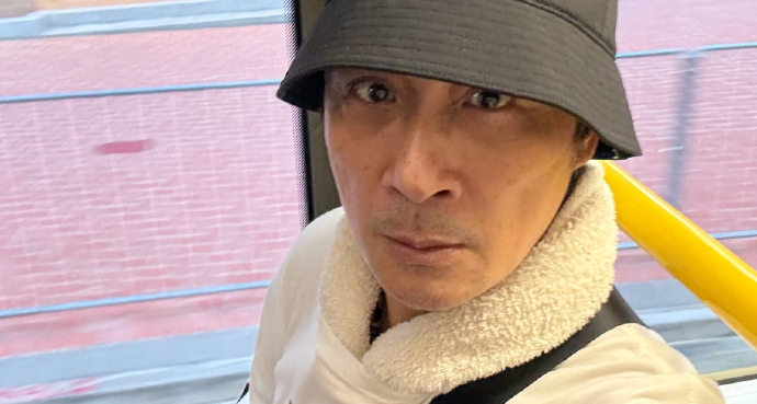 63 歲吳鎮宇乘公交刷老年卡被質疑，險些被趕下車