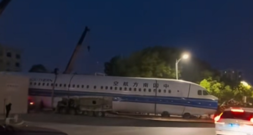 官方辟谣天河机场飞机冲到街头：怎么可能！系飞机被拆解转运