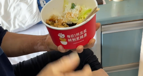 七旬老人住院为省钱连啃两天馒头，邻床男子暖心外卖投喂三天