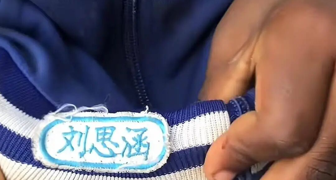 “刘思涵的校服在非洲”火了，博主否认摆拍：有很多二手中国衣服