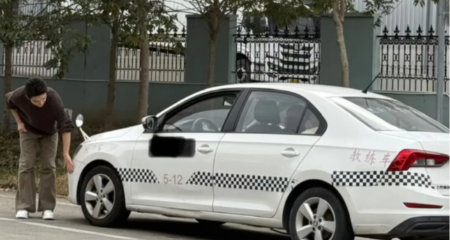 李佳琦考科目三又挂了：灯光连错两次，我被自己蠢哭