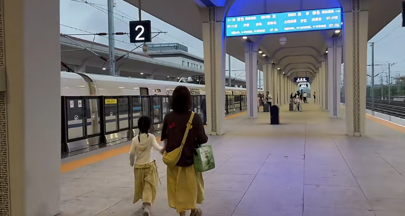 自贡女孩坐高铁到成都上班每月花1600：上一休二，更方便带娃