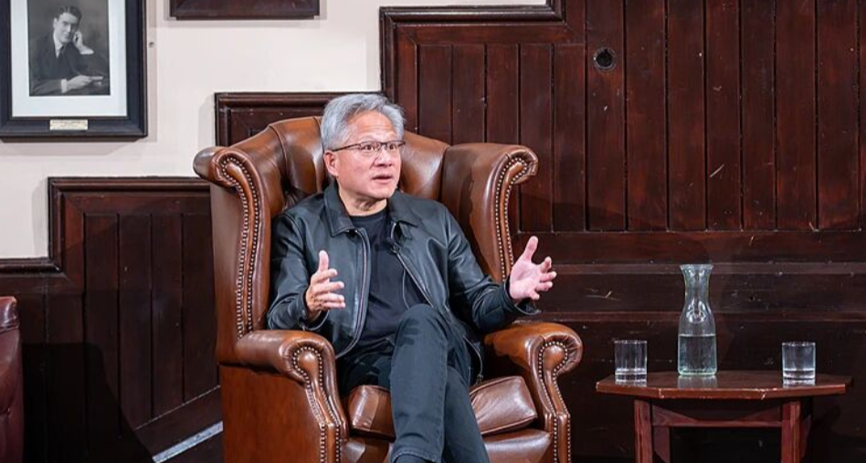 黄仁勋表态：中国将赢 AI 竞赛，西方监管拖后腿