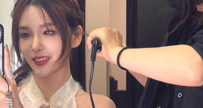 LPL 国风拉克丝女团来了！4 位女解说 COS 照出炉，骆歆、Rita