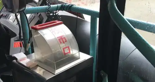 女子爲報恩往公交投幣箱塞 3 萬現金，三地公交相約上門退款