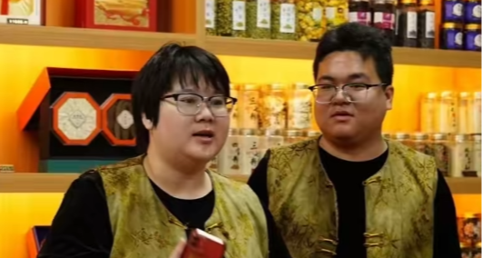 广东夫妻像双胞胎，网友建议查下DNA，当事人：长得像才相亲