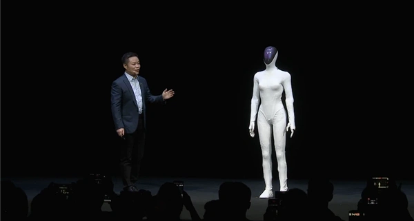 何小鹏哽咽再辟谣“机器人内藏真人”, 全新一代人形机器人IRON