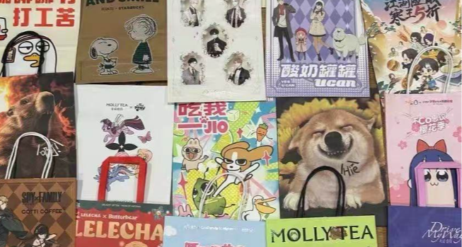 收藏奶茶袋火了！有的人攒了上千个，年轻人收藏 “变现” 玩出花