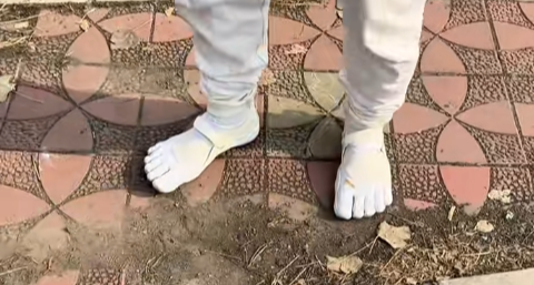 東北一小夥爲拿駕照花 1600 元買五趾鞋練車，教練：之前掛了兩次